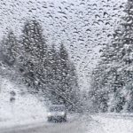 Pozor na silnicích, zasněžená silnice je 2x více kluzká než silnice mokrá