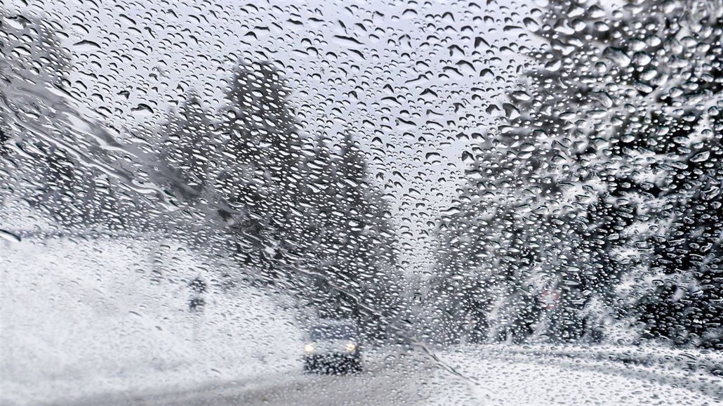 Pozor na silnicích, zasněžená silnice je 2x více kluzká než silnice mokrá