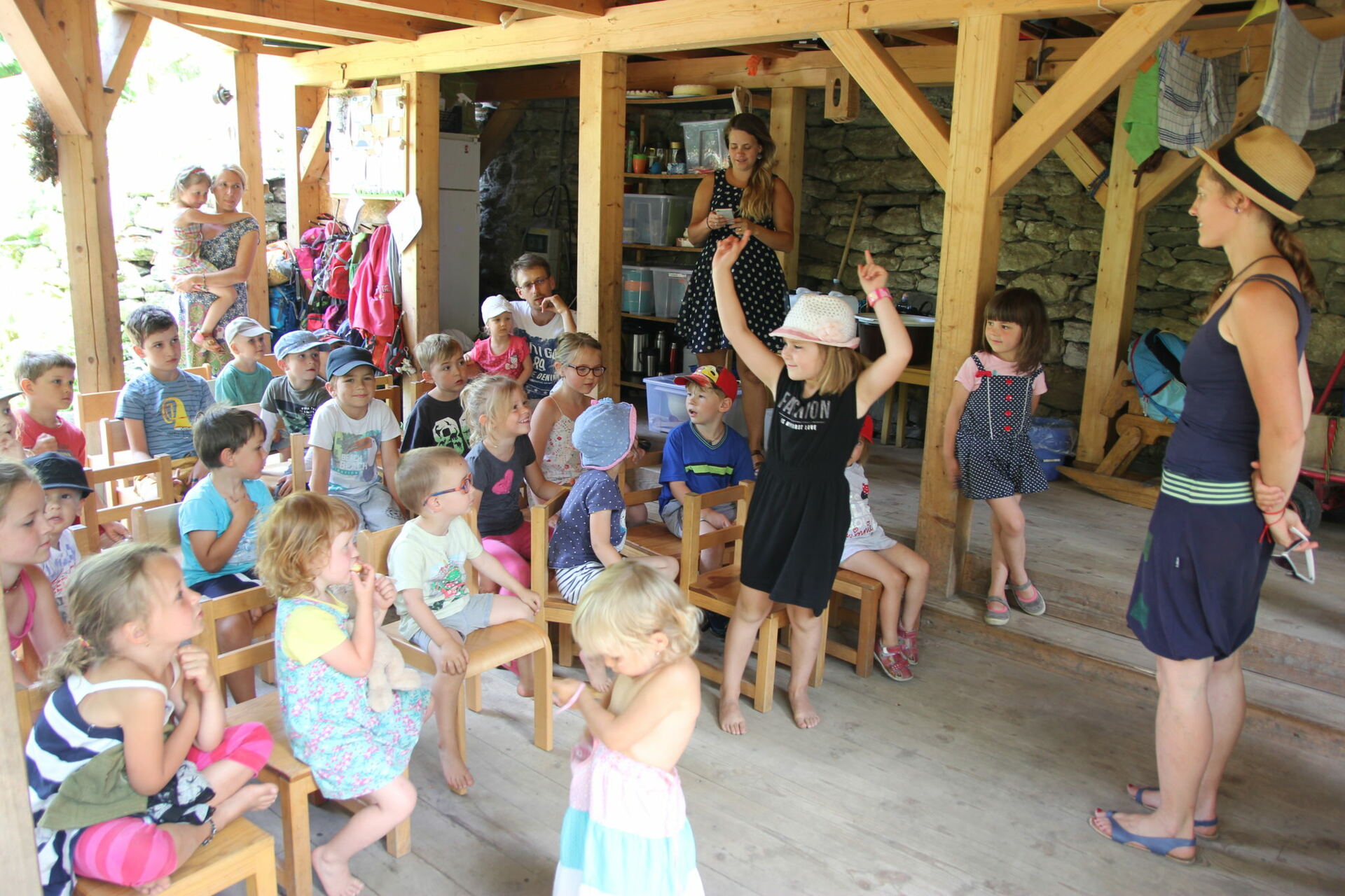 Školka v zahradě oslavila narozeniny divadlem i tvořivou dílnou