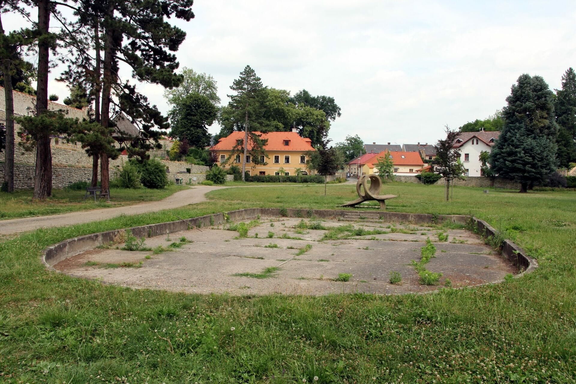 Revitalizace Vlašského dvora: uzavření parku i velké přesuny odborů v sídle králů