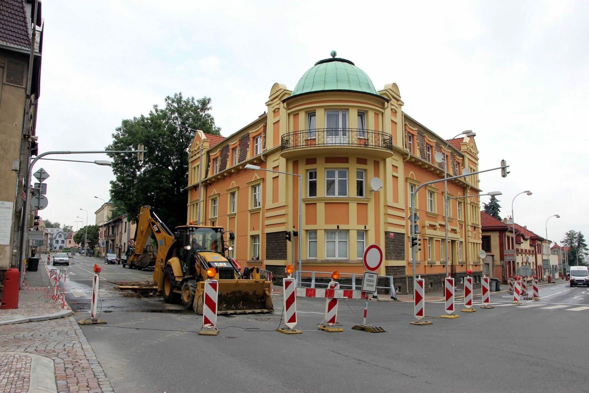 Havárie kanalizační přípojky uzavřela komunikaci v Kutné Hoře, opravu komplikuje velké množství inženýrských sítí