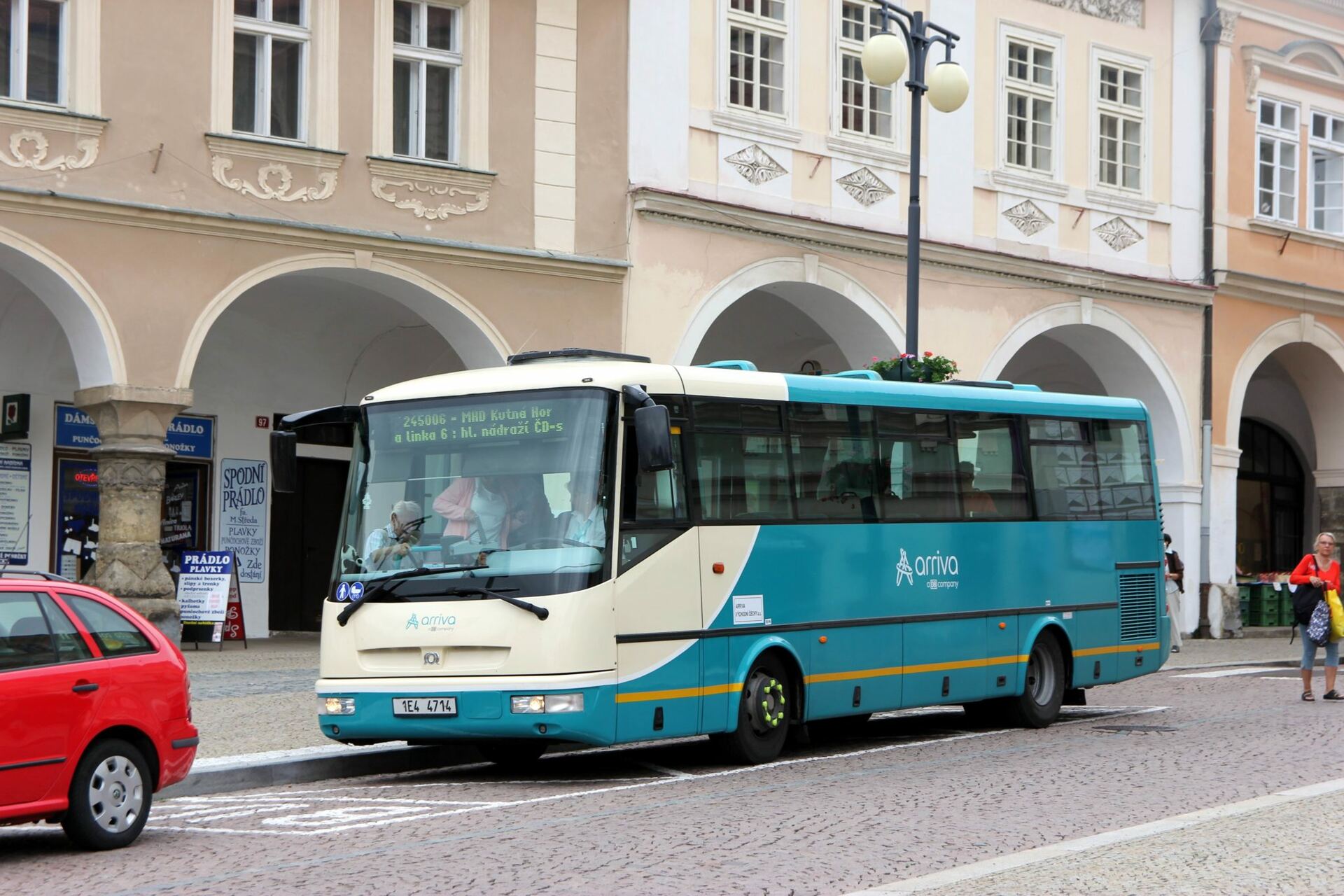 Autobus se v centru Kutné Hory musí vypořádat i s neukázněnými motoristy