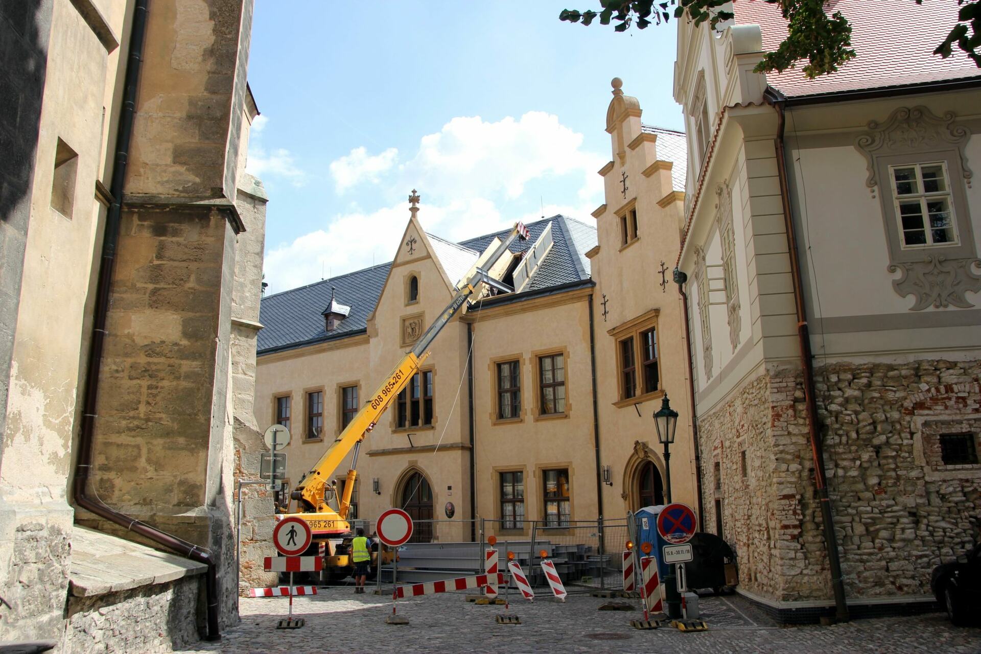 Stěhování půltunových traverz na půdu Vlašského dvora bylo zahájeno, zajistí nosnost a statiku podlahy budoucího archivu. Park bude pro veřejnost uzavřen od září