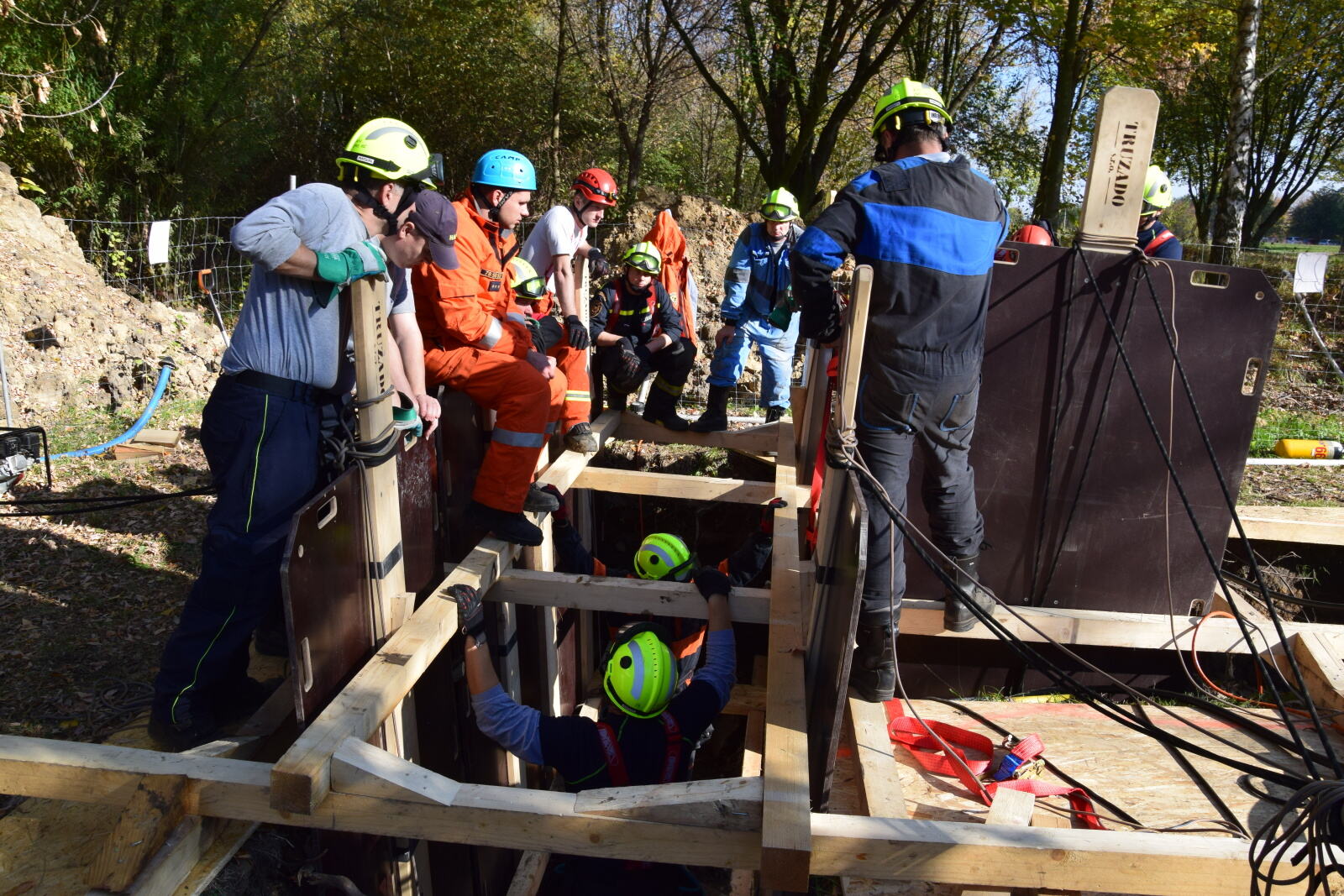 Kutnohorští hasiči se zdokonalovali v záchraně osob z výkopu