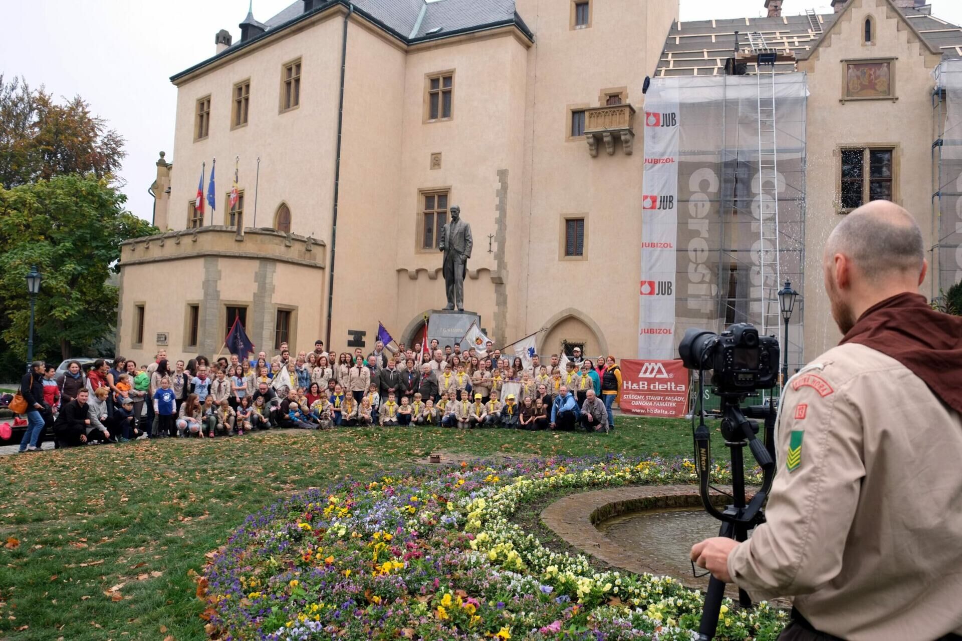 Kutnohorští skauti se setkali u sochy Tomáše G. Masaryka ke společné fotografii u příležitosti stého výročí vzniku republiky