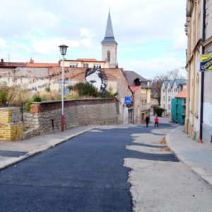 Roháčova ulice by se nového dlážděného povrchu měla dočkat v příštím roce