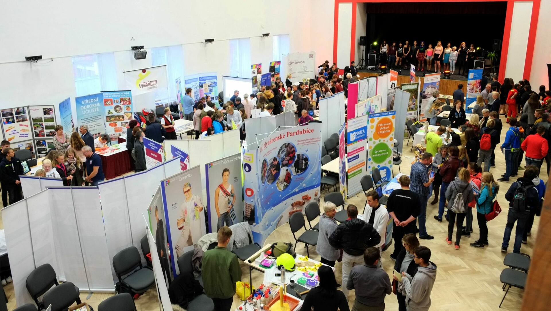 Veletrh učebních a studijních oborů přilákal do kutnohorského Lorce stovky zájemců