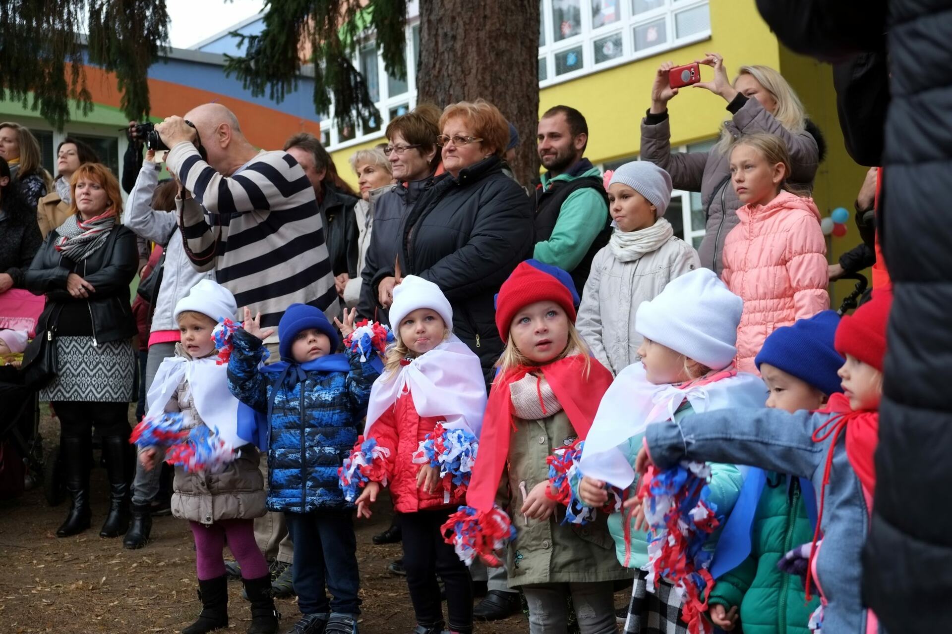 Součástí oslav 100 let vzniku republiky v MŠ Pohádka  bylo vysazení lípy, vystoupení dětí, lampionový průvod i výstava
