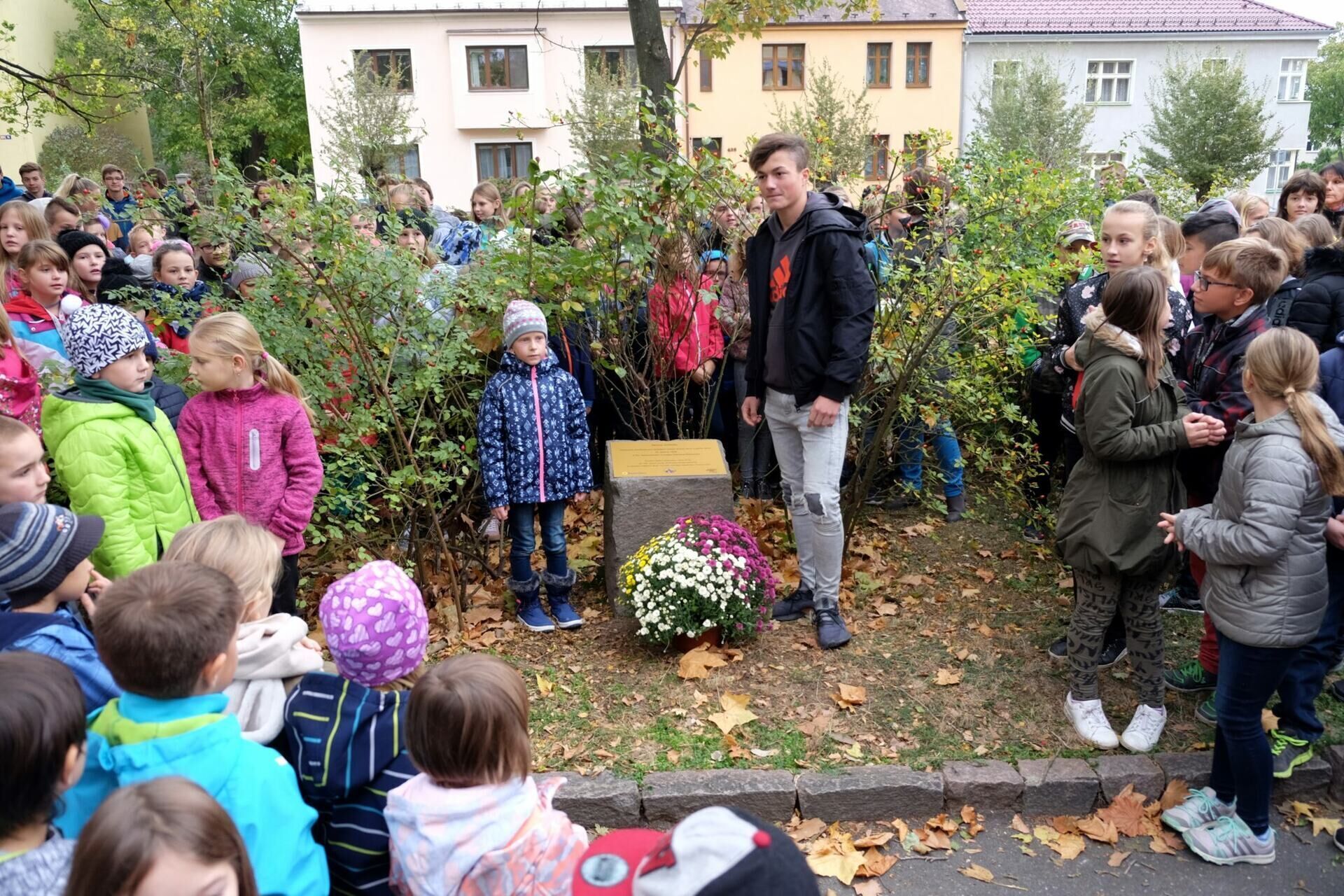 Celoškolní projekt na ZŠ T. G. Masaryka vyvrcholil slavnostním odhalením pamětní desky v Jiráskových sadech