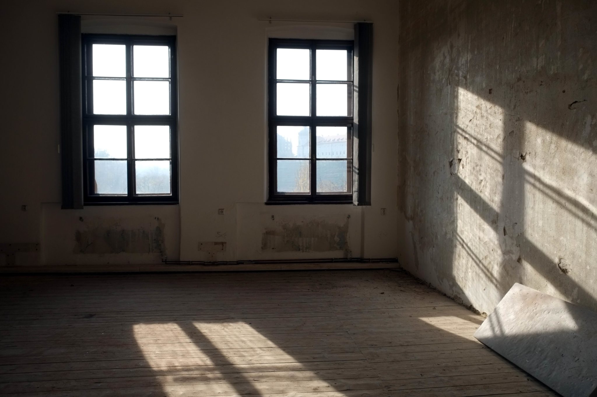 Ve Vlašském dvoře panuje stavební ruch, revitalizace postoupila do kanceláří původního stavebního úřadu