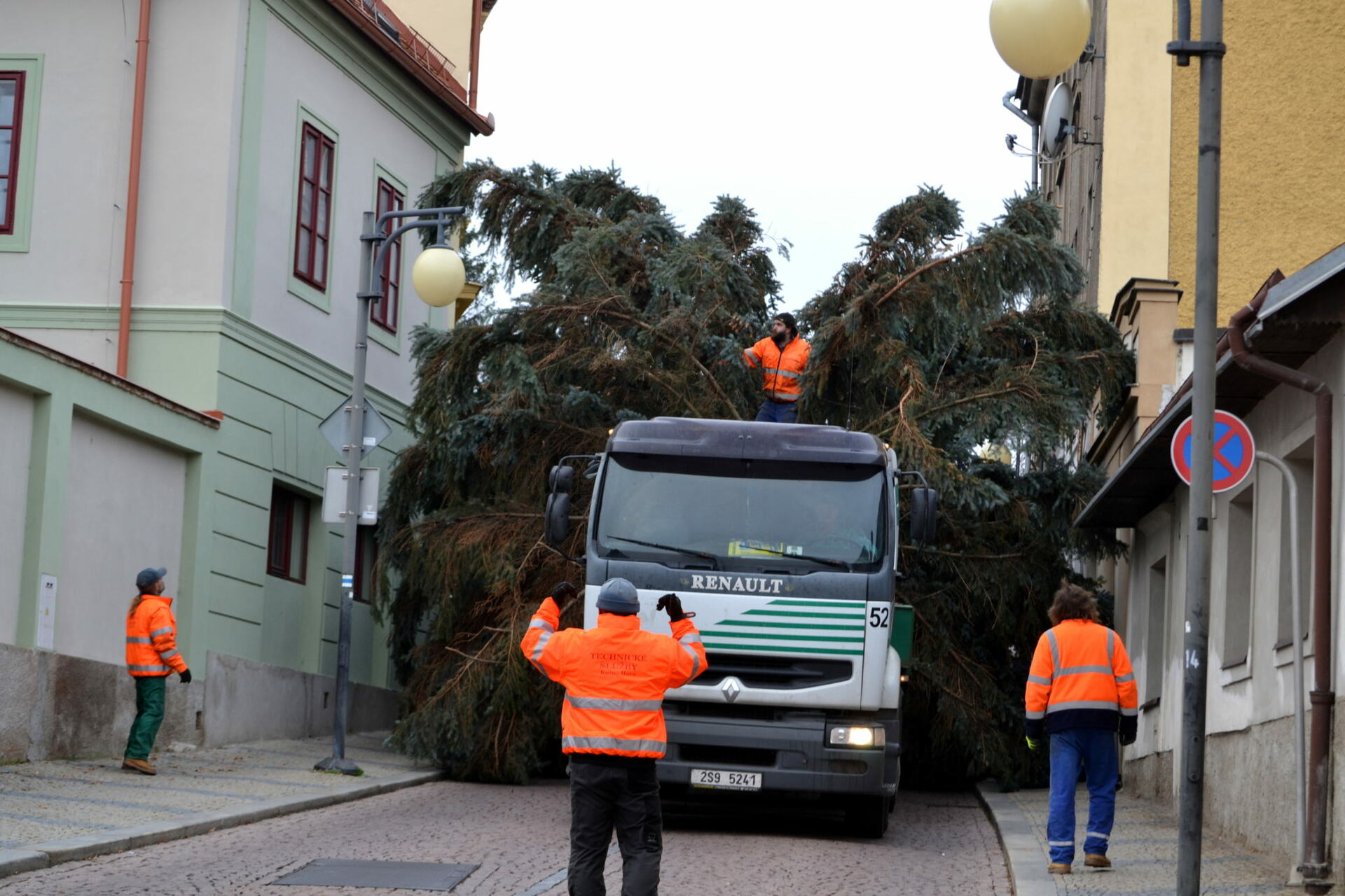 Vánoční smrk už stojí na náměstí, profesionálové z odborné firmy ho ozdobí během víkendu