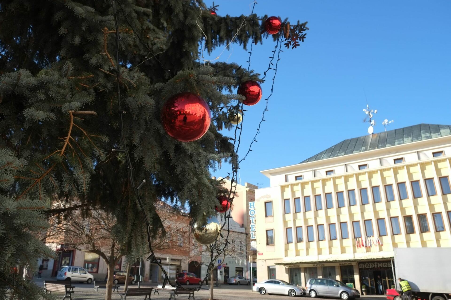 Nová vánoční výzdoba neušla pozornosti vandala