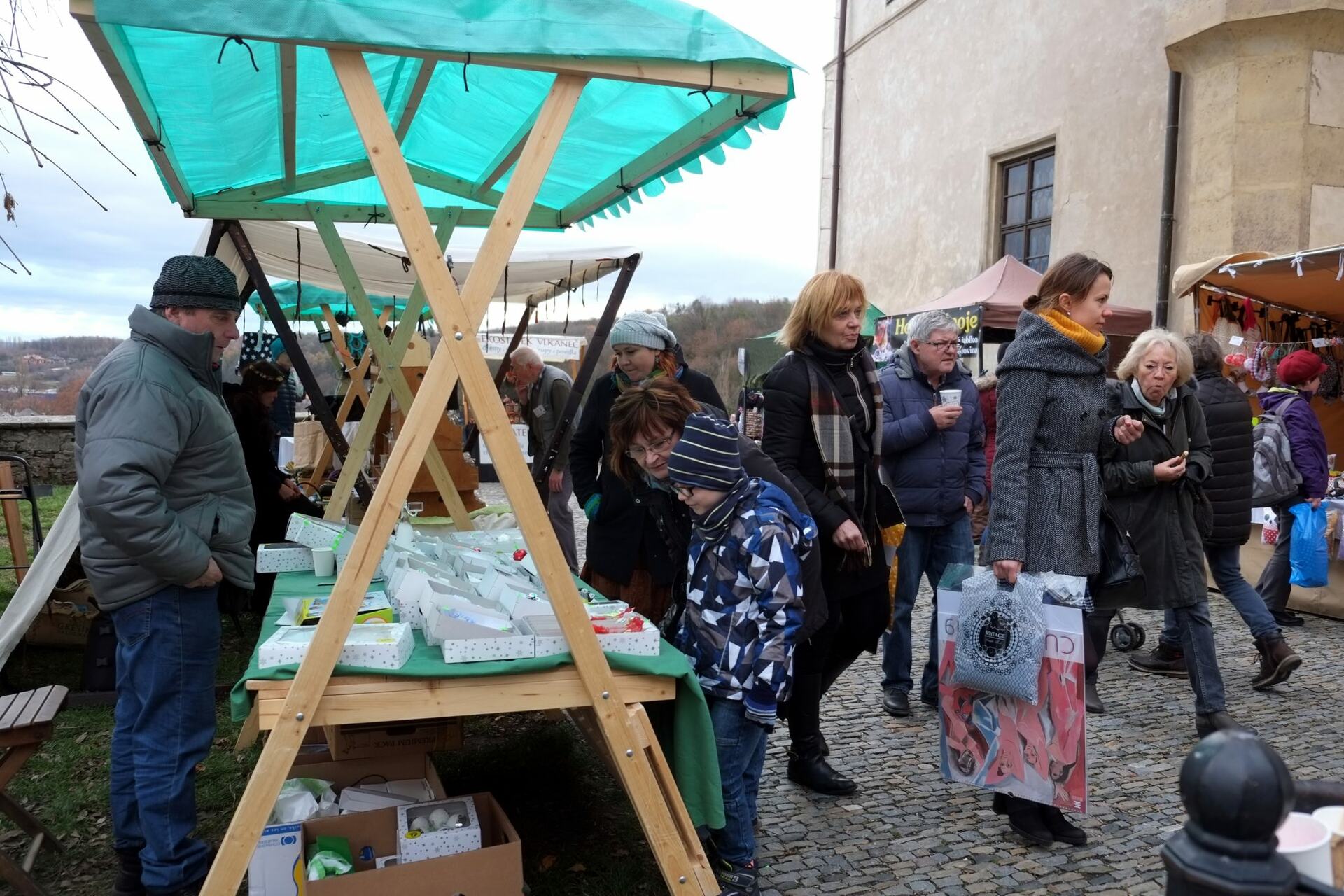 Advent na Hrádku nabídl v sobotu 8. prosince již tradiční jarmark, loutkové divadlo, výtvarné dílny i výstavu loutek
