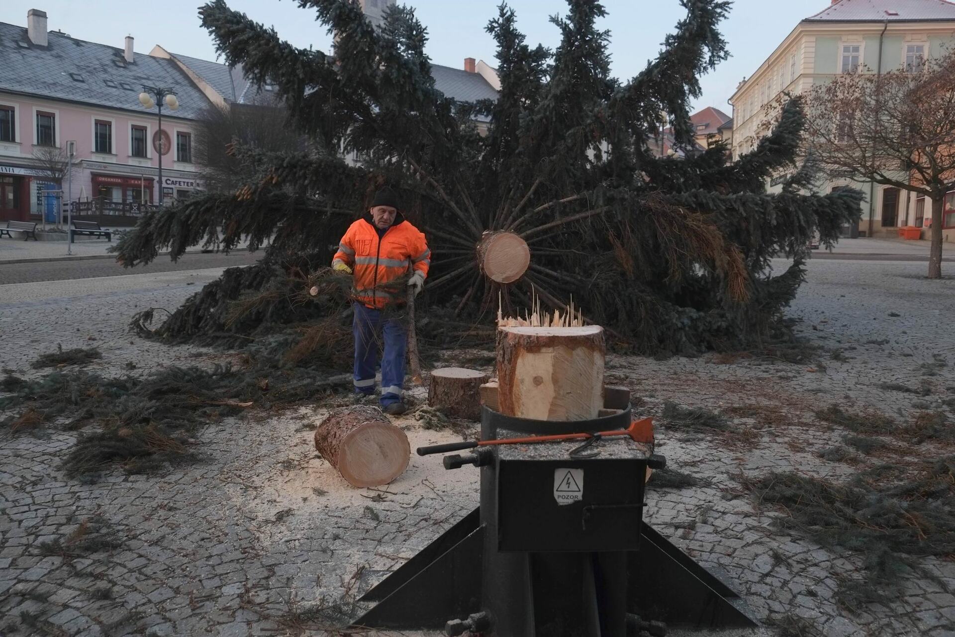 Pracovníci Technických služeb Kutná Hora již odklidili z náměstí strom, který byl ozdobou uplynulých vánočních svátků