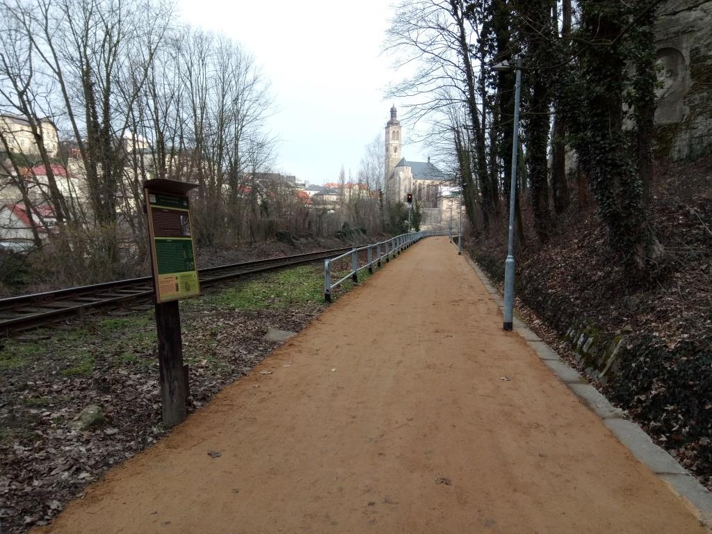 Zpevnění cesty na Královské procházce vyvolalo na sociálních sítích rozdílné diskuze