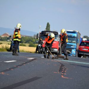 Sedmaosmdesátiletý řidič vjel pod kola kamionu, na místě zemřel