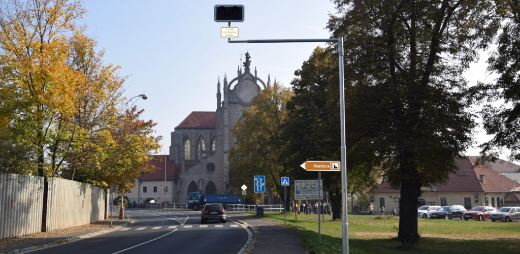 Na červenou se nejezdí: při výjezdu hasičů ve Vítězné ulici mají řidiči povinnost zastavit