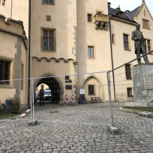 Nádvoří Vlašského dvora se uzavírá, rekonstrukce vodovodního řádu omezí veřejnost i turisty