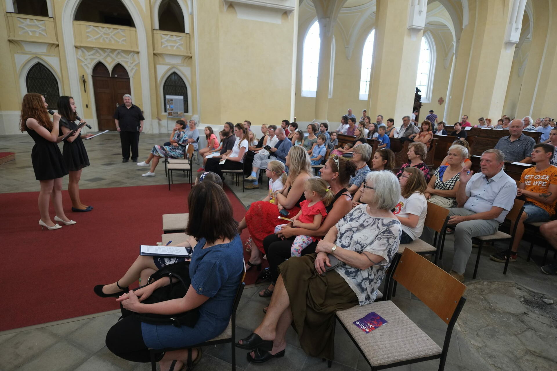 Vernisáž výstavy fotografií Libora Teplého a tvůrčích výsledků dětské výtvarné soutěže doprovodil koncert žáků ze třídy varhaníka Michala Hanuše
