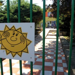 Zájem rodičů o umístění dětí do školky v omezeném prázdninovém provozu převyšuje kapacitu, ředitelka organizace hledá možná řešení