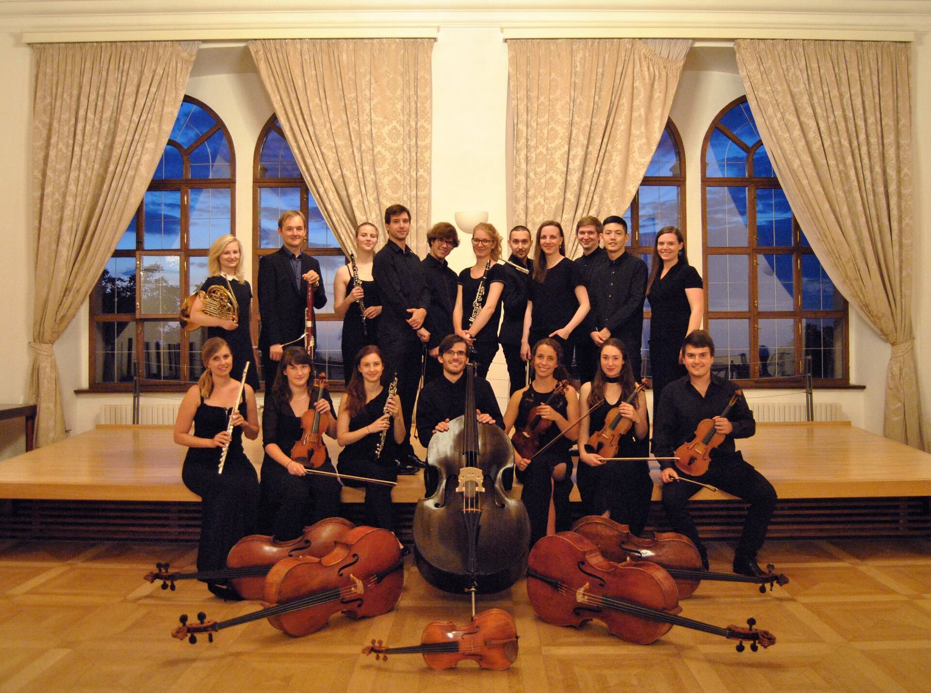 Pozvánka: Orchestr Akademie komorní hudby se představí 27. června od 19.30 na vodním pódiu v zahradách GASK