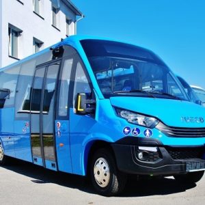 Elektrobusy začnou ve městě jezdit od 12. června, jejich součástí je hlasový i vizuální informační systém i možnost dobití mobilního telefonu