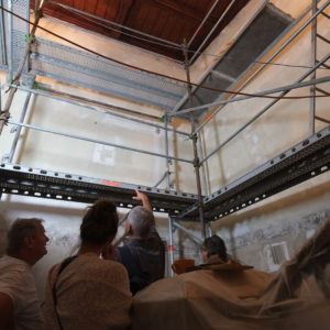 Restaurátoři ve Vlašském dvoře obnovují sgrafitové malby, majetkový odbor a technické oddělení by se měly do zrekonstruovaných prostor vrátit začátkem srpna