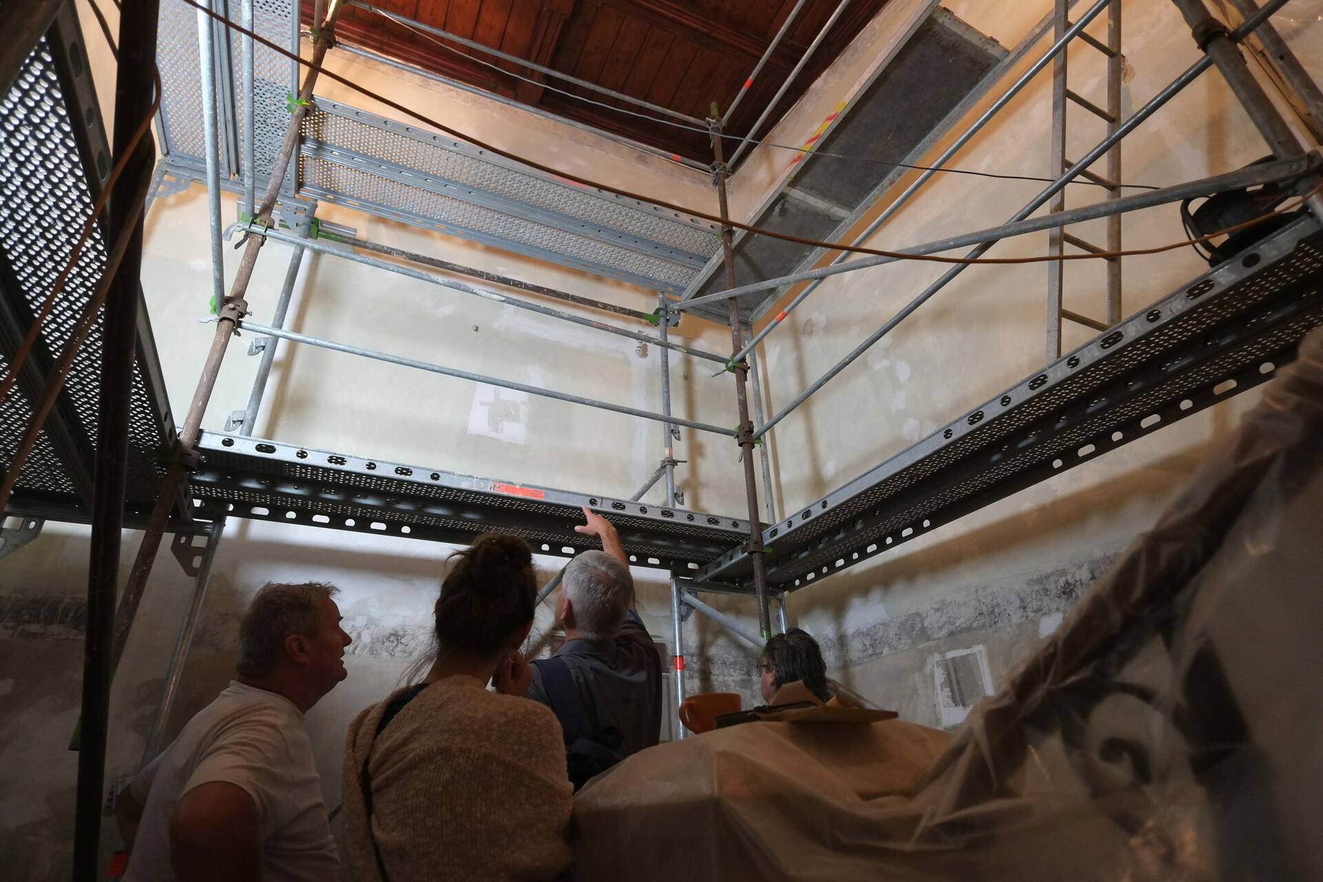 Restaurátoři ve Vlašském dvoře obnovují sgrafitové malby, majetkový odbor a technické oddělení by se měly do zrekonstruovaných prostor vrátit začátkem srpna