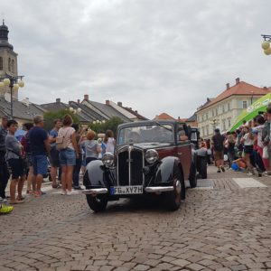 Foto, video: Veteran Rallye Kutná Hora pokračuje i v neděli, historická vozidla se utkají při jízdě na Kaňk, k vidění budou i na Palackého náměstí