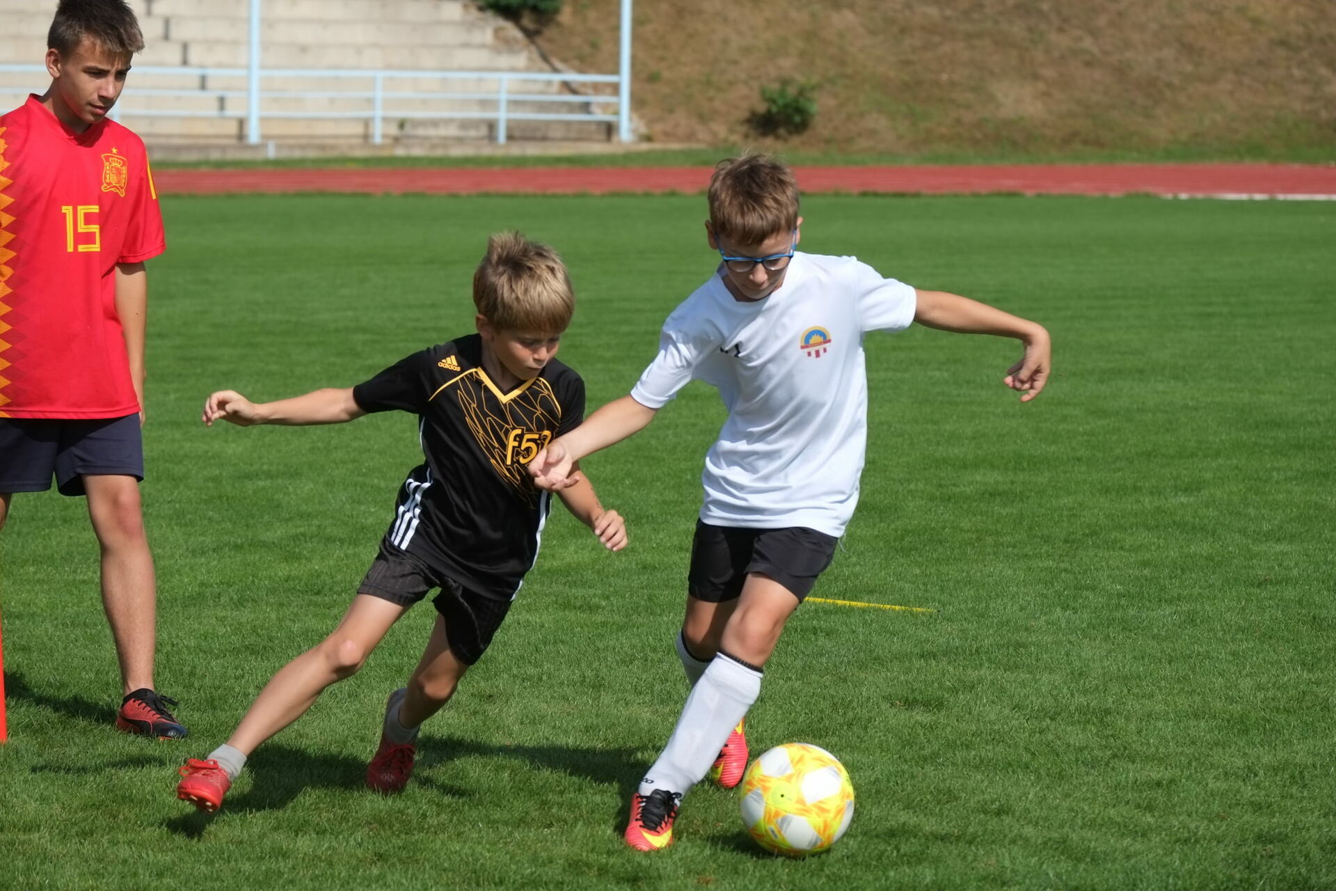 Na příměstském fotbalovém kempu pořádaného kutnohorskou Spartou se děti věnovaly i atletice, rychlostním disciplínám a vyzkoušely si trénink na Spartana