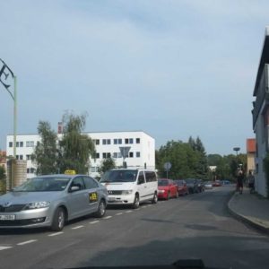 Motoristé pozor. Ulice Sportovců byla zjednosměrněna. Přínosem je legalizace 17 parkovacích míst