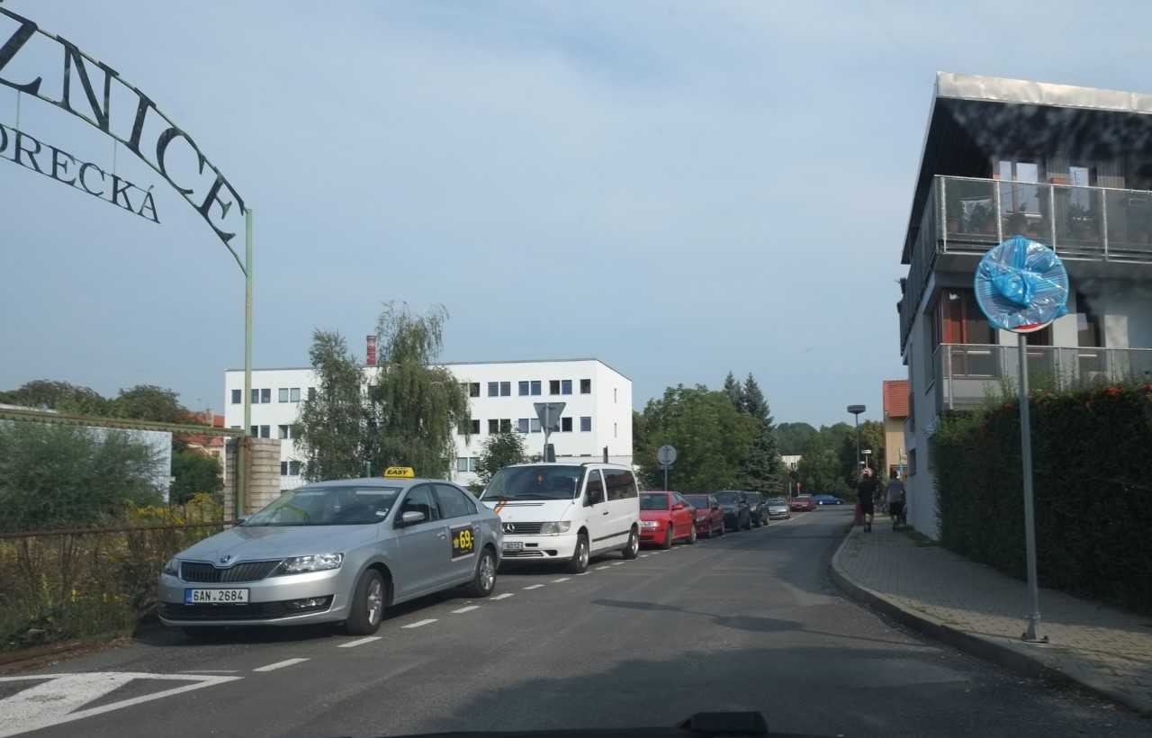 Motoristé pozor. Ulice Sportovců byla zjednosměrněna. Přínosem je legalizace 17 parkovacích míst