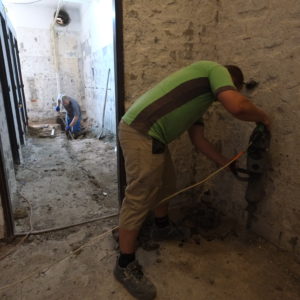 Dokončení rekonstrukce pánských toalet zkomplikovalo potrubí zanesené betonem