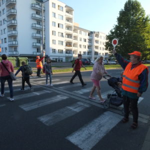 Starosta ocenil práci lidí, kteří ráno dohlížejí na bezpečnost dětí na přechodech pro chodce. Městská policie poptává dalšího „přechodáře“