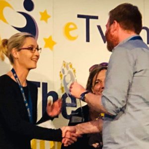 Učitelka anglického jazyka Kateřina Opočenská ze ZŠ T.G.Masaryka na Evropské eTwinningové konferenci v Cannes převzala významné ocenění