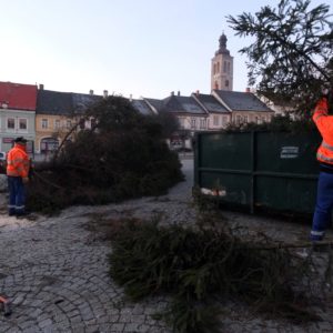 Vánoční strom, který podtrhoval atmosféru uplynulých svátků, již zmizel z Palackého náměstí