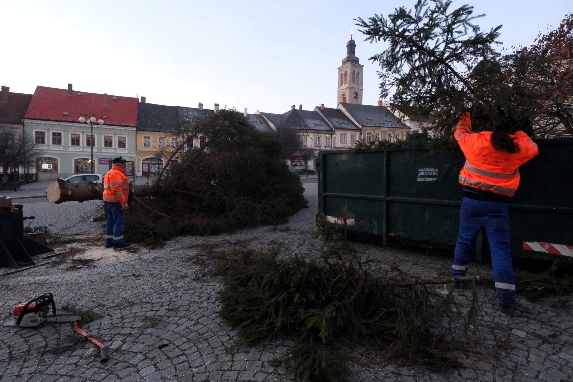 Vánoční strom, který podtrhoval atmosféru uplynulých svátků, již zmizel z Palackého náměstí