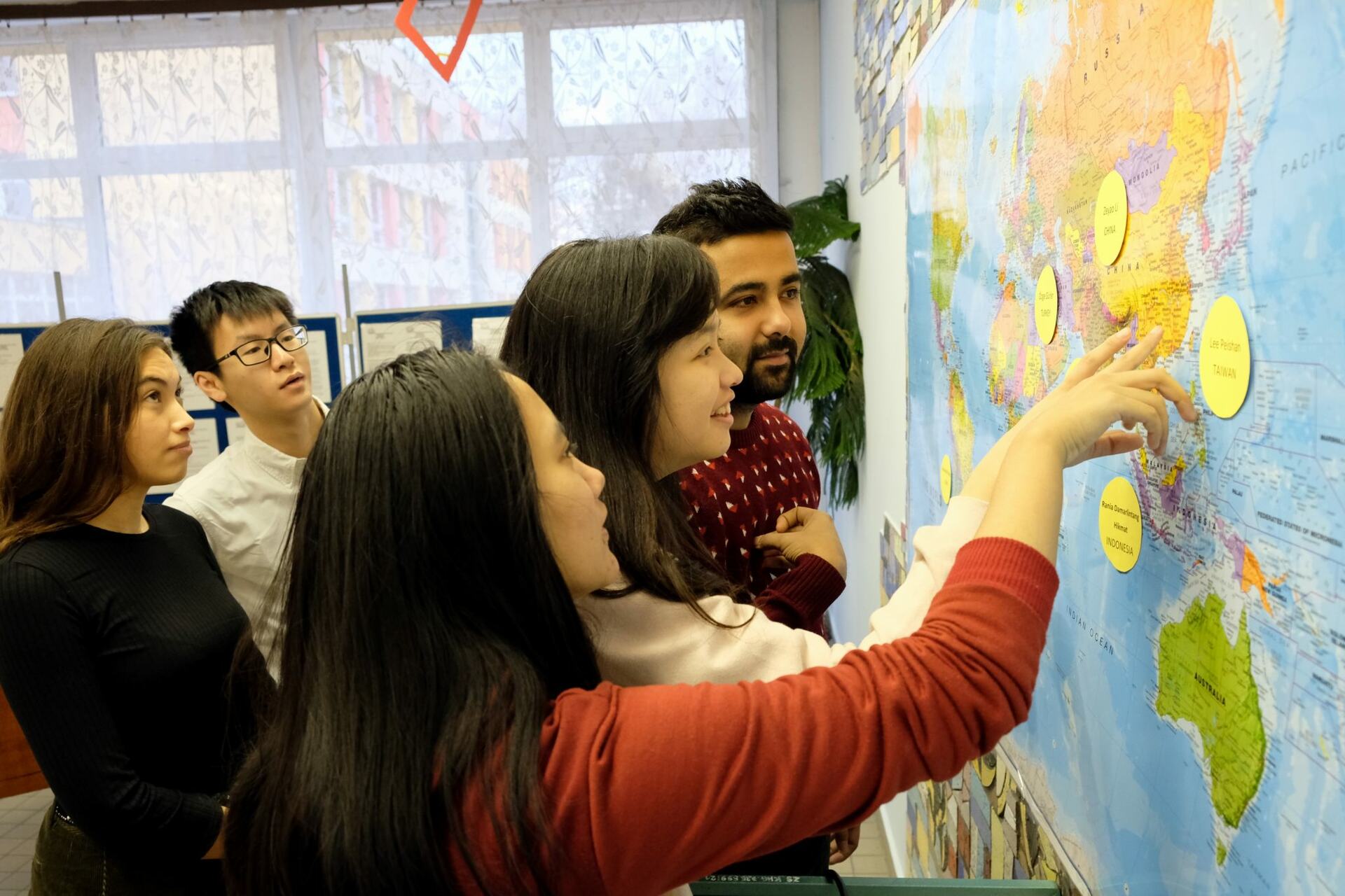 Mezi žáky ZŠ Jana Palacha zavítali v rámci projektu Edison hosté z Chile, Turecka, Indonésie, Indie, Číny a Tchaj-wanu