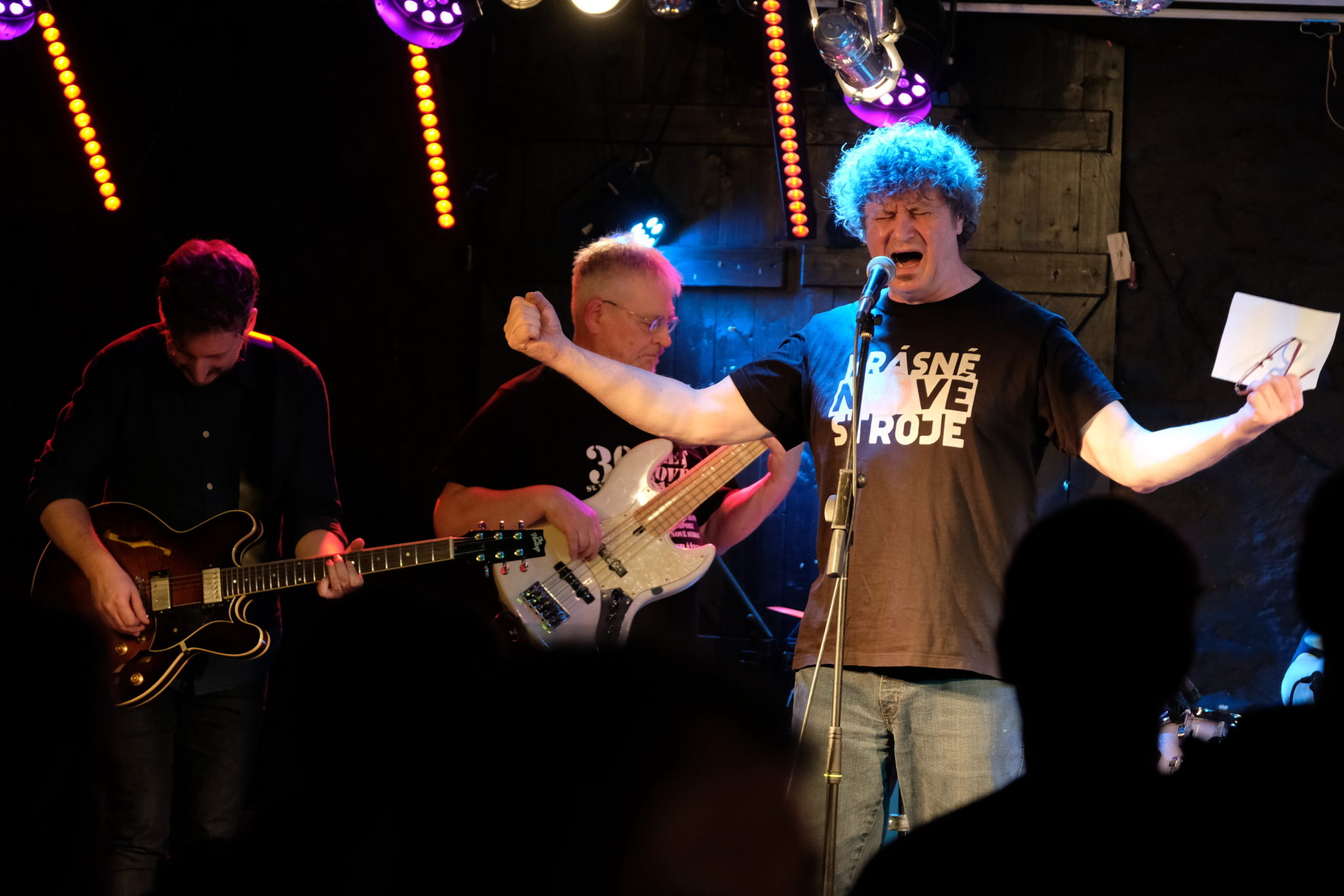 Legendární Krásné nové stroje uvedly svůj první letošní koncert v kutnohorském klubu Česká 1