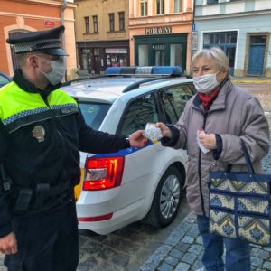 Roušky rozdávají občanům i strážníci městské policie