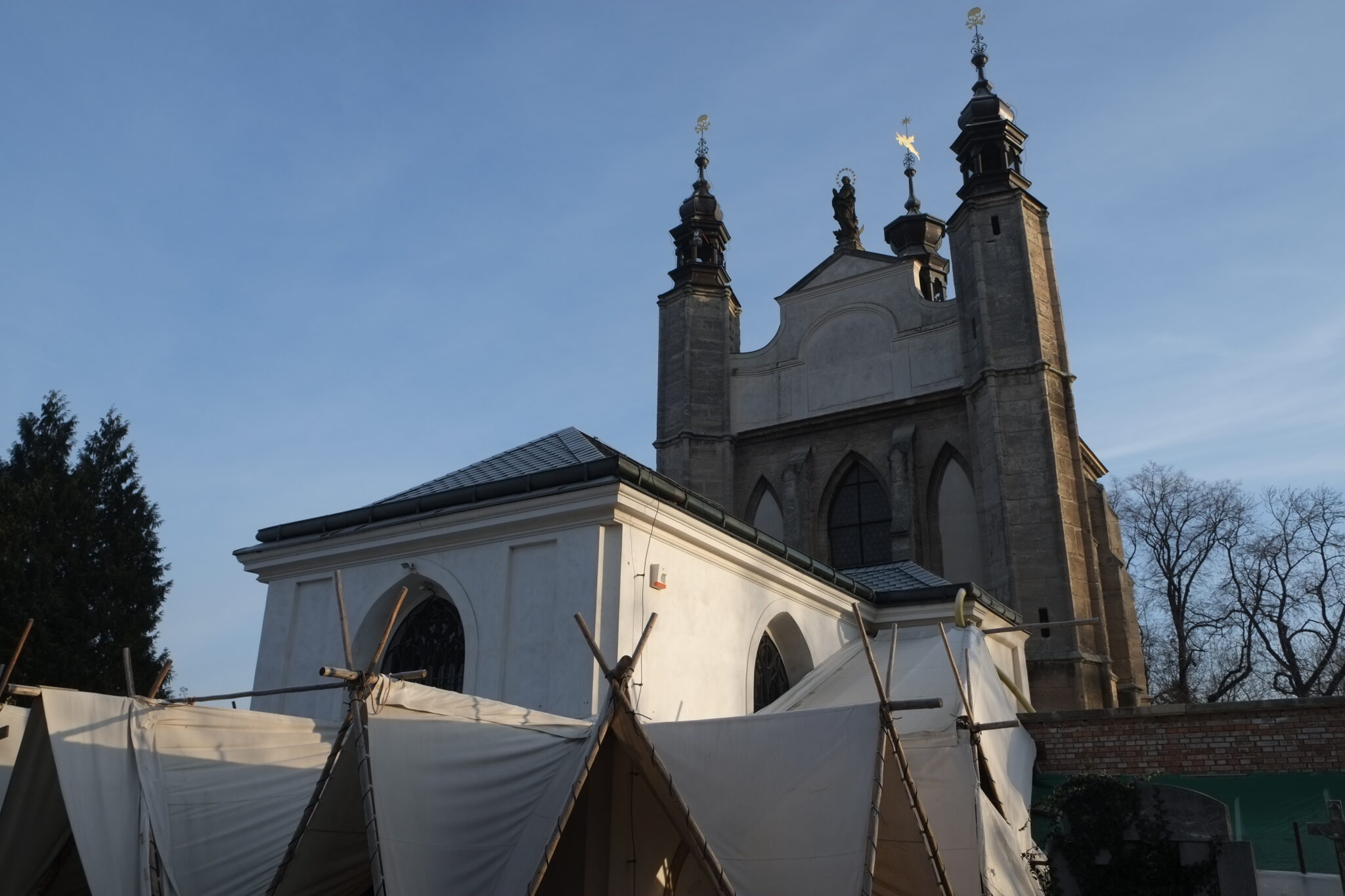 Charitativní Koncert pro kostnici bude možné sledovat online již 30. dubna od 18 hodin, online vernisáž z katedrály v Sedlci se uskuteční 17. května od 20 hodin