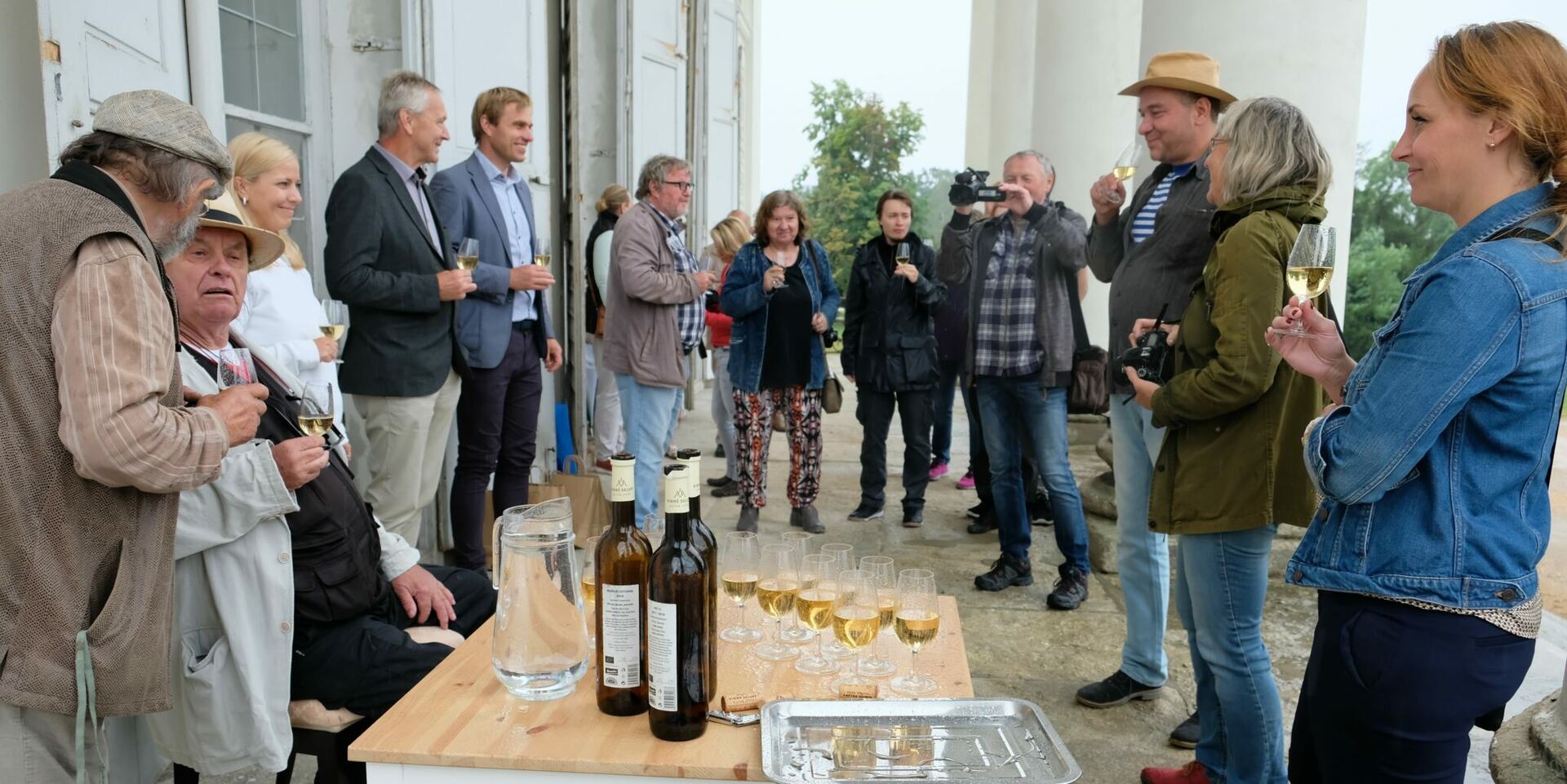 Na zámku Kačina bylo 4. srpna zahájeno výtvarné sympozium, vernisáž tvůrčích výsledků se uskuteční 9. srpna od 14 hodin