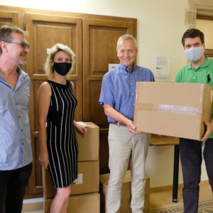 Společnost Philip Morris ČR věnovala městu už více než 70 tisíc jednorázových roušek