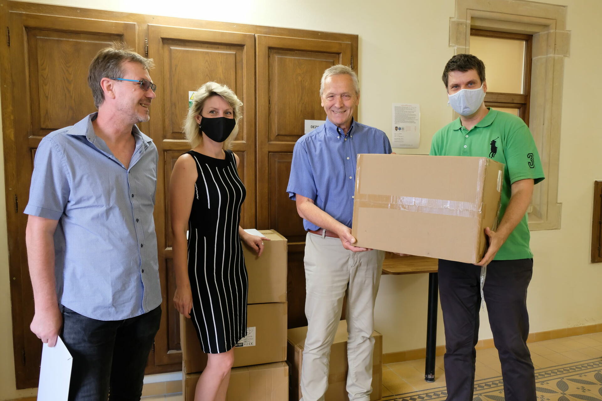 Společnost Philip Morris ČR věnovala městu už více než 70 tisíc jednorázových roušek