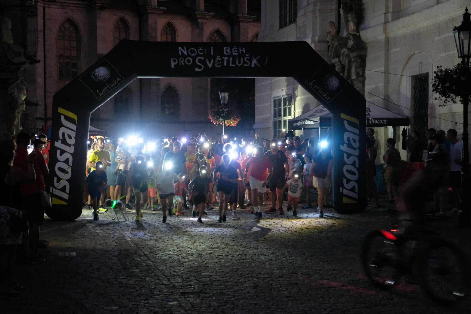Běžeckému závodu Dačického 12, který startuje v sobotu 8. srpna, předcházel v pátek večer charitativní běh pro Světlušku
