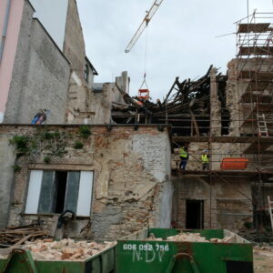 Kollárova ulice má být od 11. září opět průjezdná, zabezpečení bývalého hotelu Černý kůň potrvá do konce října