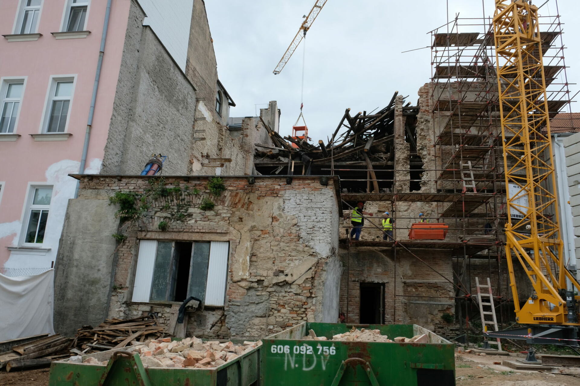 Kollárova ulice má být od 11. září opět průjezdná, zabezpečení bývalého hotelu Černý kůň potrvá do konce října