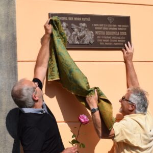 Na domě, kde žil a pracoval řezbář Bohumil Bek, byla odhalena pamětní deska, odkazující na jeho památku