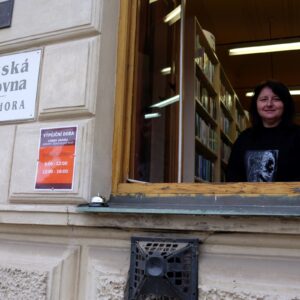 Knihy si registrovaní čtenáři mohou půjčovat přes výdejní okno, nebo roznáškovou službou