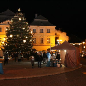 Z důvodu mimořádných opatření budou letos rozsvěcení vánočního stromu i adventní trhy bez kulturního programu